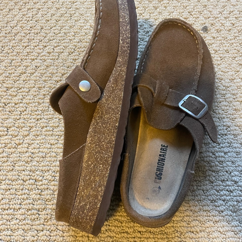 CUSHIONAIRE Women’s Genuine Leather Clog
